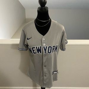 🛑SOLD🛑Nike MLB Derek Jeter # 2 New York Yankees Jersey Size Medium